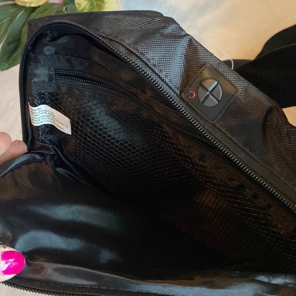 NWT American Tourister Black Cross Body Travel Bag Adjustable Strap - Picture 7 of 11